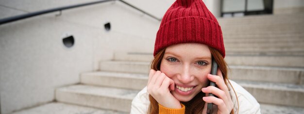 Portret van een jonge vrouw die wegkijkt