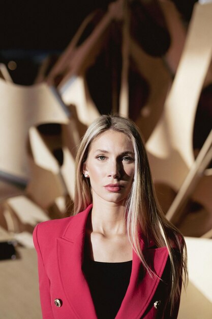 Foto portret van een jonge vrouw die wegkijkt