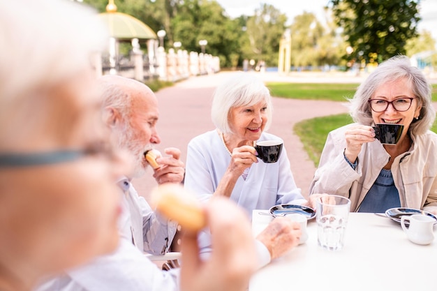 Portret van een jonge vrouw die wijn drinkt in een café