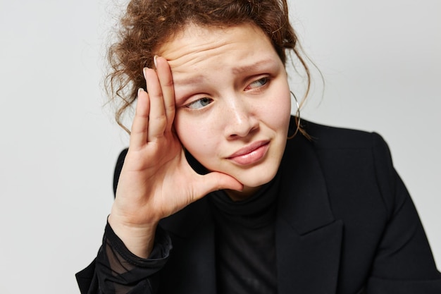 Portret van een jonge vrouw elegante stijl zwarte blazer poseren geïsoleerde achtergronden ongewijzigd