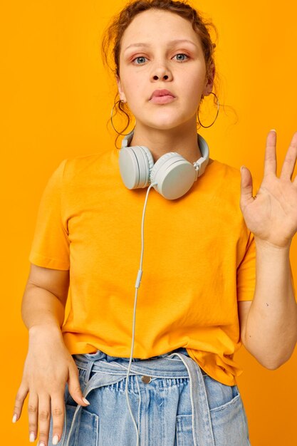 Portret van een jonge vrouw hoofdtelefoon in zomerstijl dans geïsoleerde achtergronden ongewijzigd