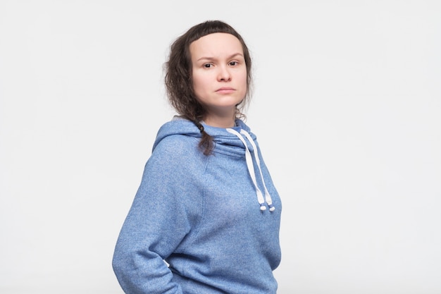 Portret van een jonge vrouw in blauwe kleding.