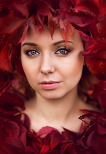 Portret van een jonge vrouw in de herfstpark