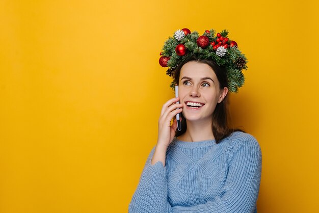 Portret van een jonge vrouw in de kroon van Kerstmis