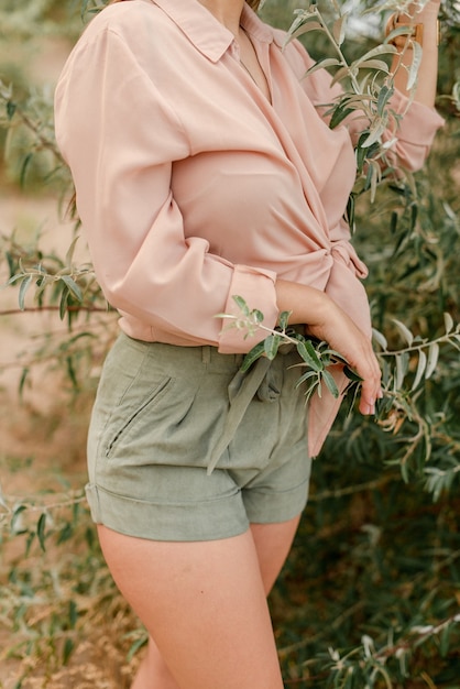 Portret van een jonge vrouw in de natuur