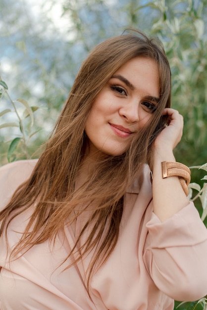 Portret van een jonge vrouw in de natuur