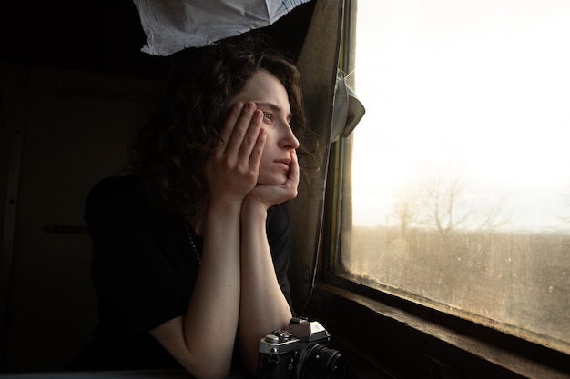 Foto portret van een jonge vrouw in de trein