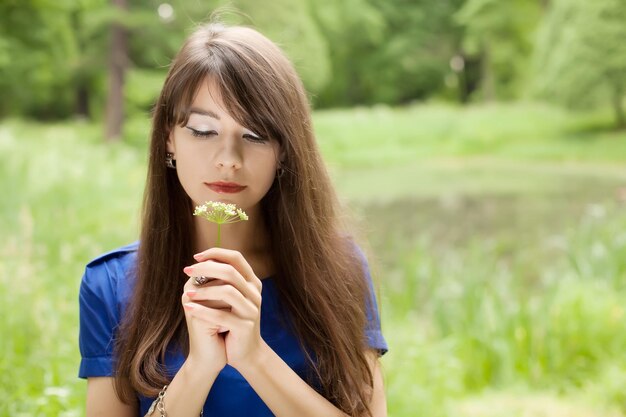 Portret van een jonge vrouw in de zomertuin