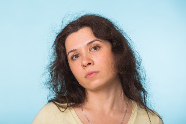 Portret van een jonge vrouw in droevige melancholie op wit close-up