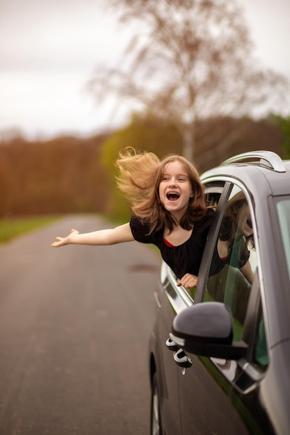 Portret van een jonge vrouw in een auto