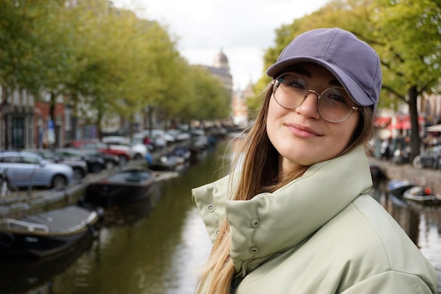 Portret van een jonge vrouw in een boot