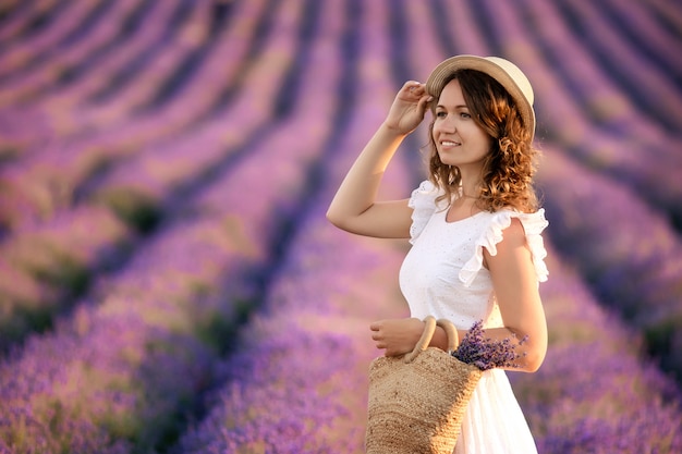 Portret van een jonge vrouw in een lavendelblauwe veld