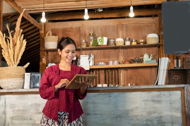 Portret van een jonge vrouw in een traditionele winkel