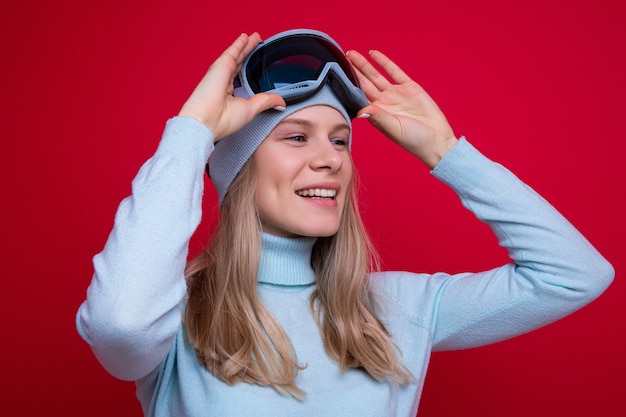 Portret van een jonge vrouw in een trui en een skibril