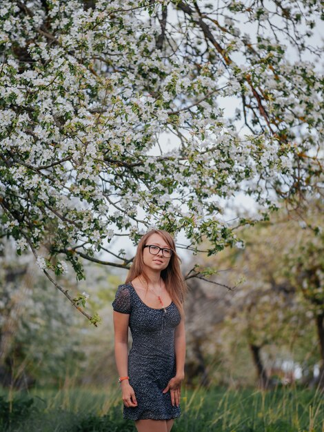 Portret van een jonge vrouw in een tuin van de lente groene appel