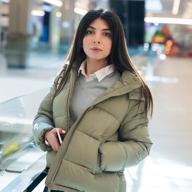 Portret van een jonge vrouw in een winkelcentrum