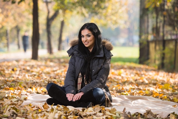 Portret van een jonge vrouw in het bos in de herfst