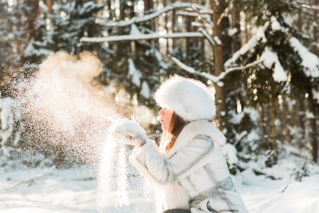 Portret van een jonge vrouw in het ijzige winterbos