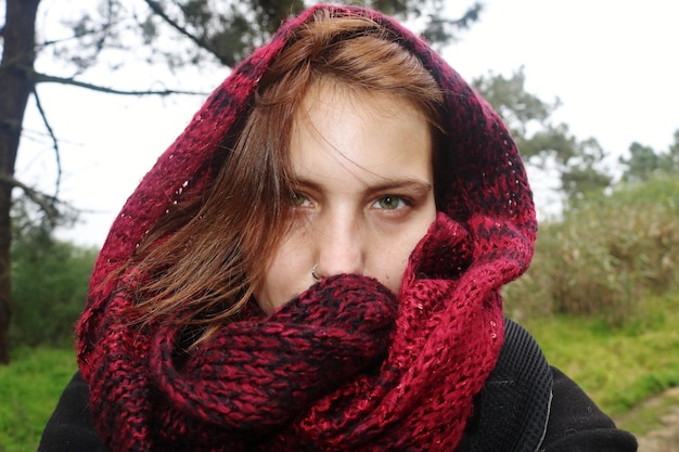 Foto portret van een jonge vrouw in het park tijdens de winter