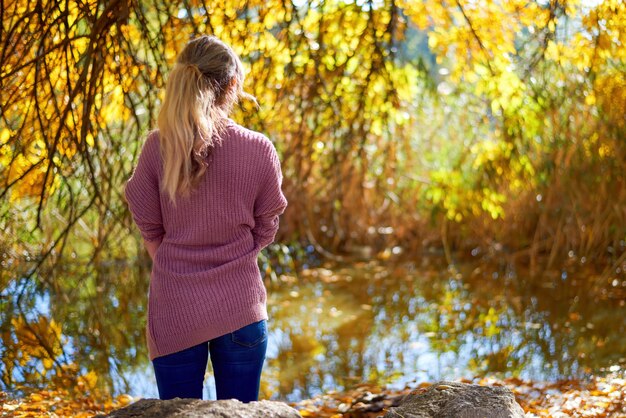 Portret van een jonge vrouw in het park