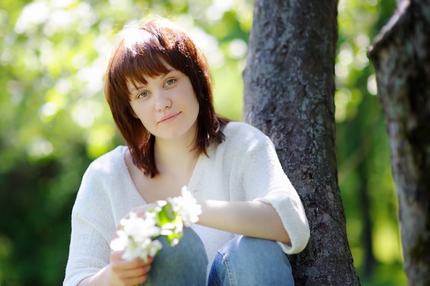 Portret van een jonge vrouw in het voorjaar park