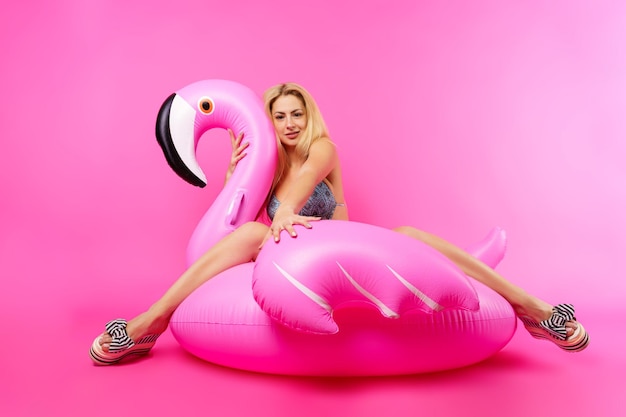 Portret van een jonge vrouw in lingerie tegen een witte achtergrond