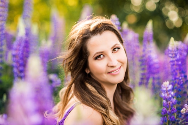 Portret van een jonge vrouw in paarse bloemen zomer foto