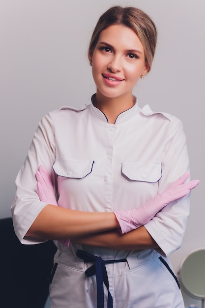 Portret van een jonge vrouw in uniform