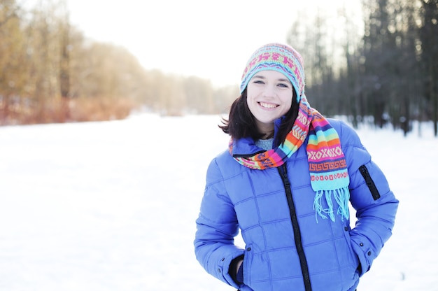 Portret van een jonge vrouw in winterpark