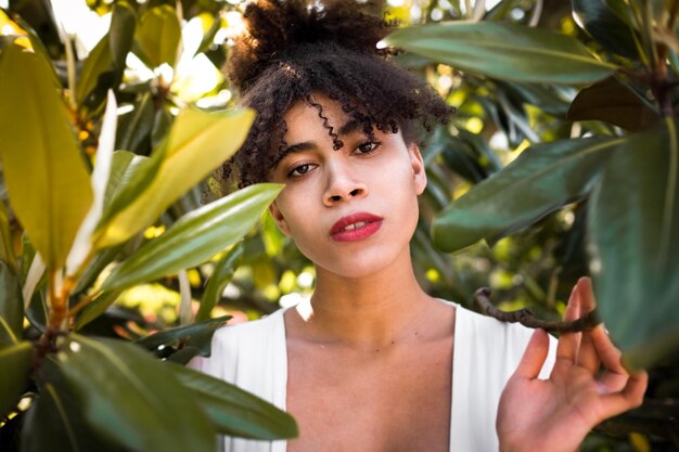 Foto portret van een jonge vrouw met bladeren