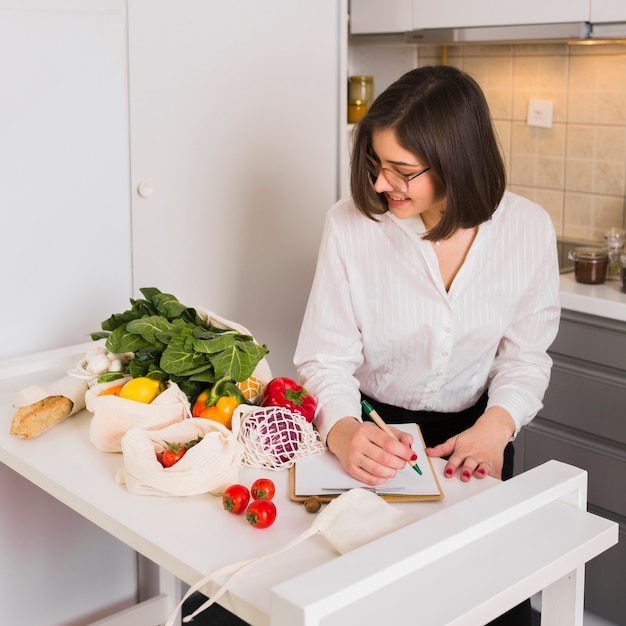 Foto portret van een jonge vrouw met boodschappen