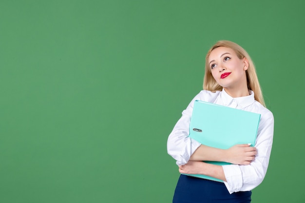 portret van een jonge vrouw met document groene muur les leraar bedrijfskunde