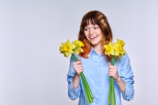 Portret van een jonge vrouw met een boeket gele bloemen kopiëren ruimte