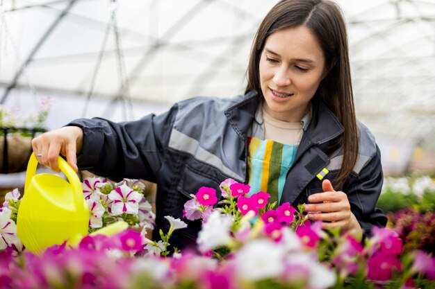 Portret van een jonge vrouw met een boeket