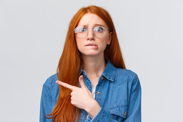 Portret van een jonge vrouw met een bril op een witte achtergrond