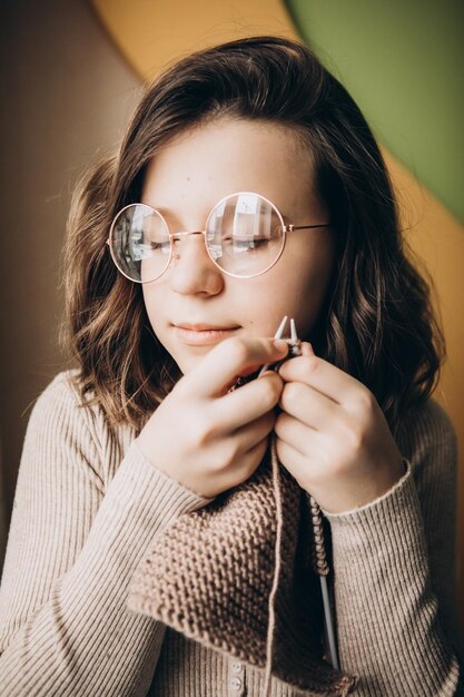 Foto portret van een jonge vrouw met een bril