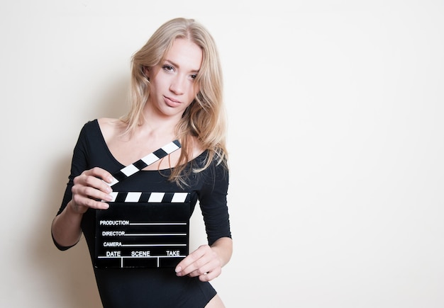 Foto portret van een jonge vrouw met een filmschijf op een witte achtergrond