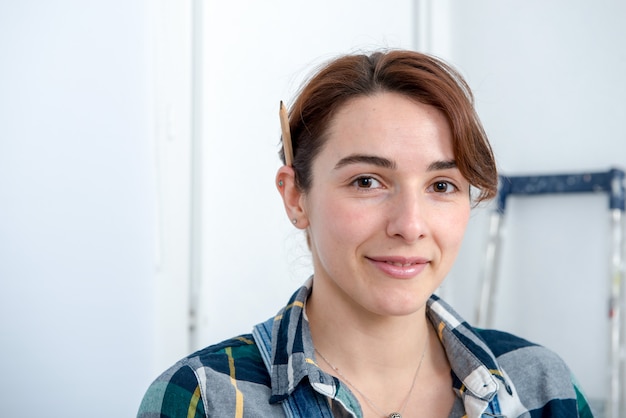 Portret van een jonge vrouw met een geruit hemd