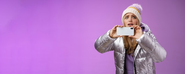 Portret van een jonge vrouw met een geschenk op een blauwe achtergrond