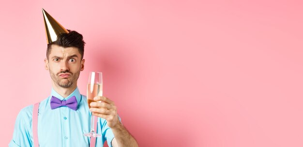 Foto portret van een jonge vrouw met een geschenk op een gele achtergrond