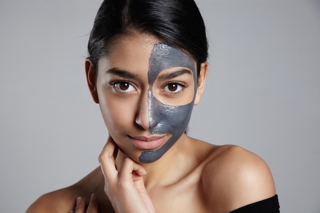 Portret van een jonge vrouw met een gezichtsmasker