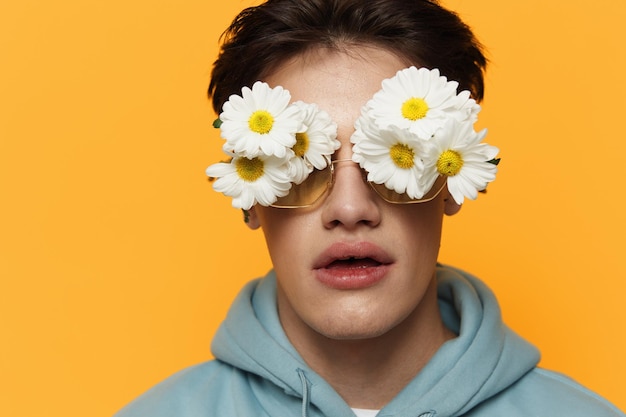 Foto portret van een jonge vrouw met een hoed op een gele achtergrond