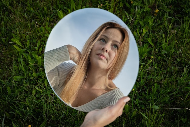 Foto portret van een jonge vrouw met een hoed op het veld