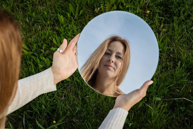 Foto portret van een jonge vrouw met een hoed