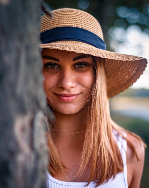 Foto portret van een jonge vrouw met een hoed