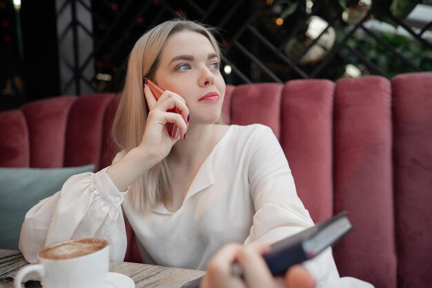 Portret van een jonge vrouw met een koffiekop