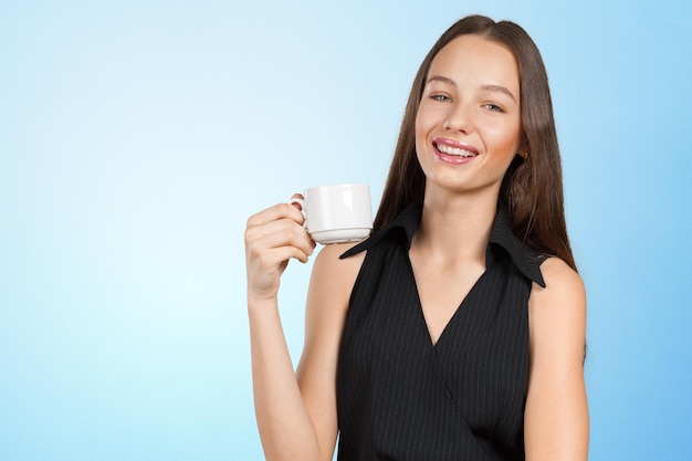 Portret van een jonge vrouw met een kopje thee of koffie