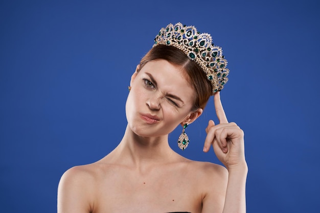 Foto portret van een jonge vrouw met een lolly op een blauwe achtergrond