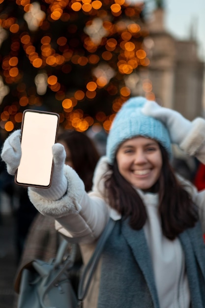 Foto portret van een jonge vrouw met een mobiele telefoon