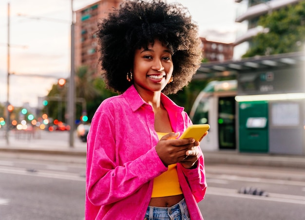 Portret van een jonge vrouw met een mobiele telefoon